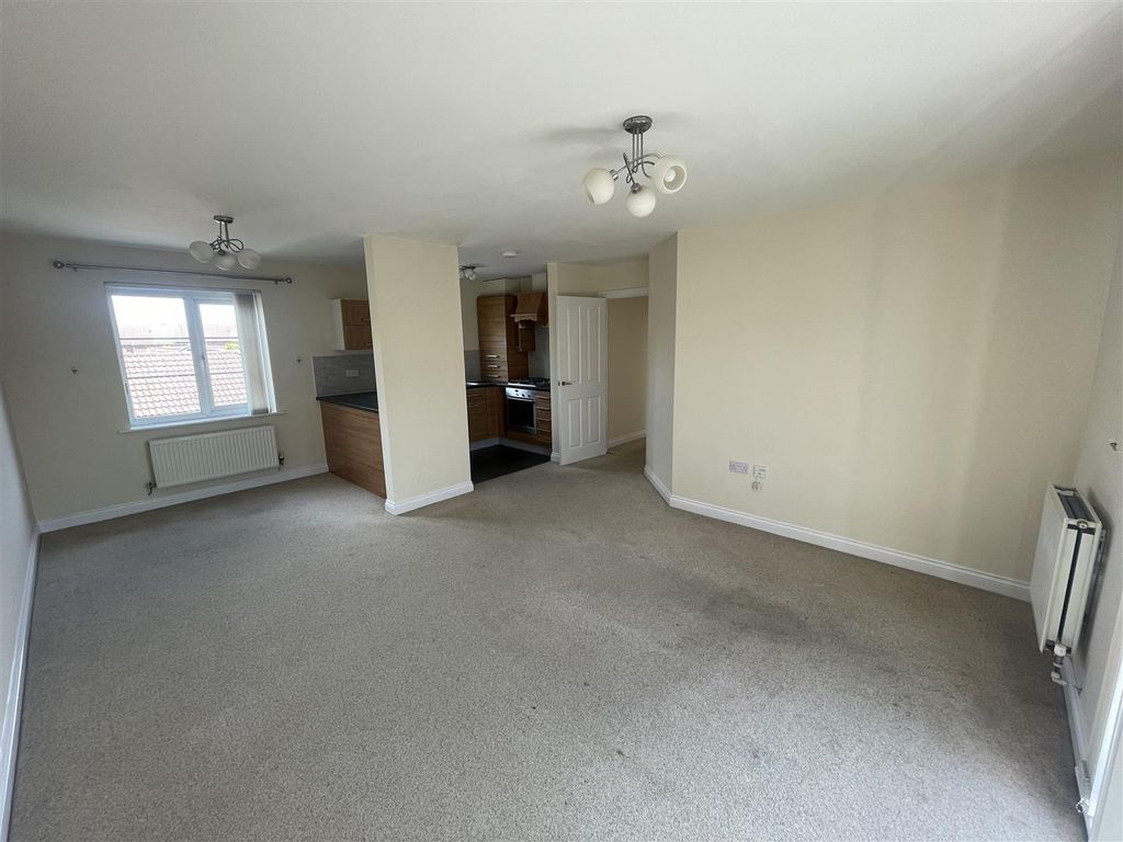 2 bed flat for sale in Collingsway, Darlington DL2, £88,000