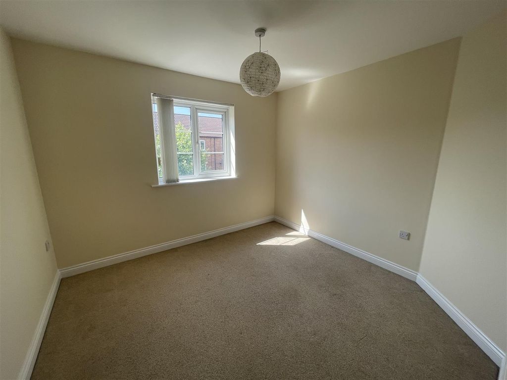 2 bed flat for sale in Collingsway, Darlington DL2, £88,000