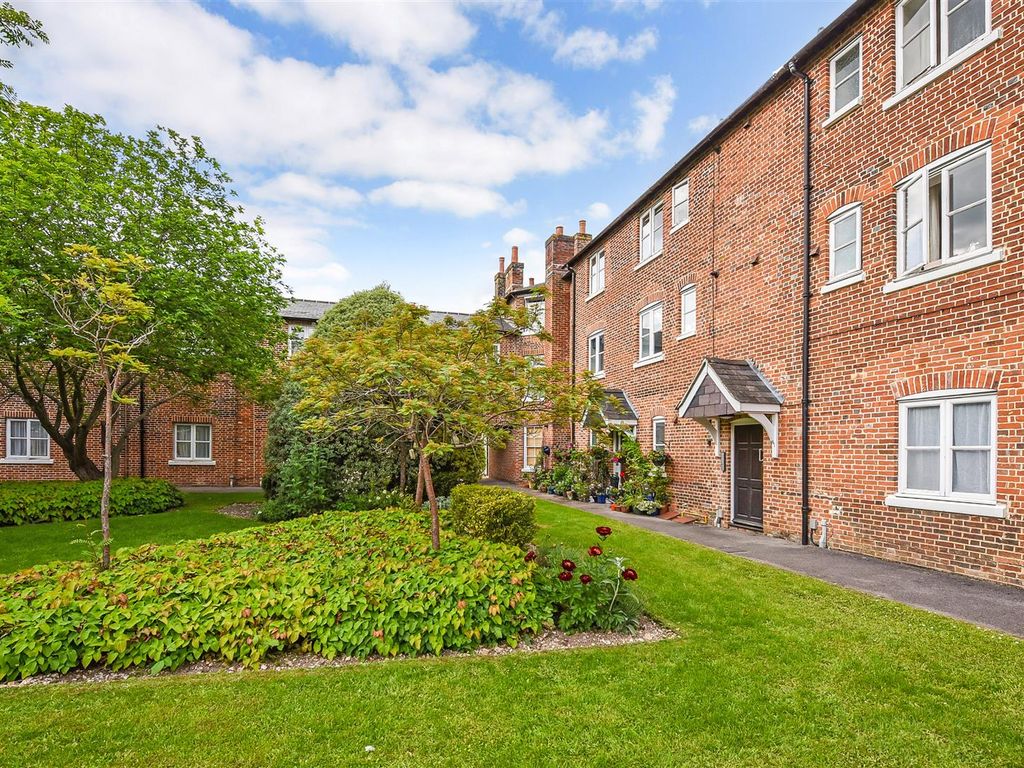 1 bed flat for sale in The Cloisters, Junction Road, Andover SP10, £160,000