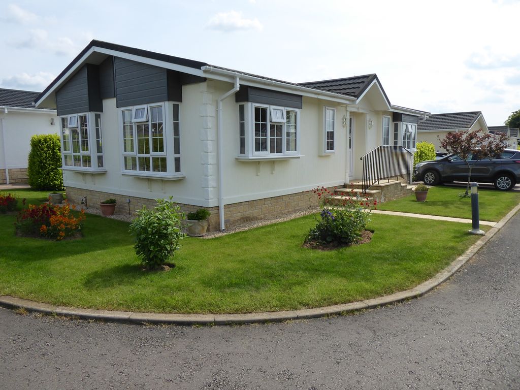 2 bed mobile/park home for sale in Long Carrant Park, Cheltenham Road, Ashton Under Hill, Evesham, Worcestershire WR11, £222,000