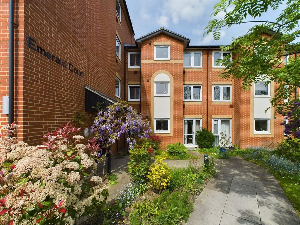 1 bed flat for sale in Brighton Road, Coulsdon CR5, £129,950