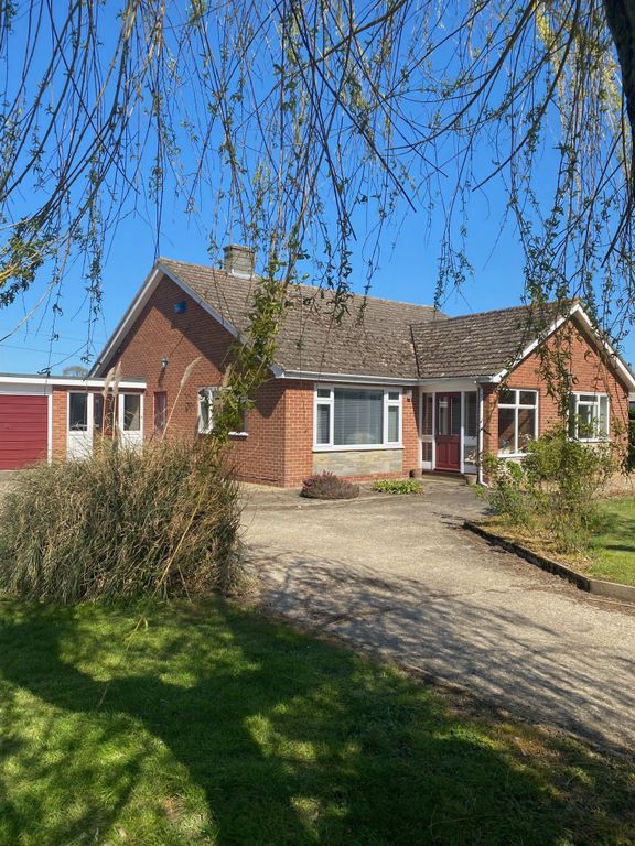 3 bed detached bungalow for sale in Norfolk, North Tuddenham NR20, £305,000