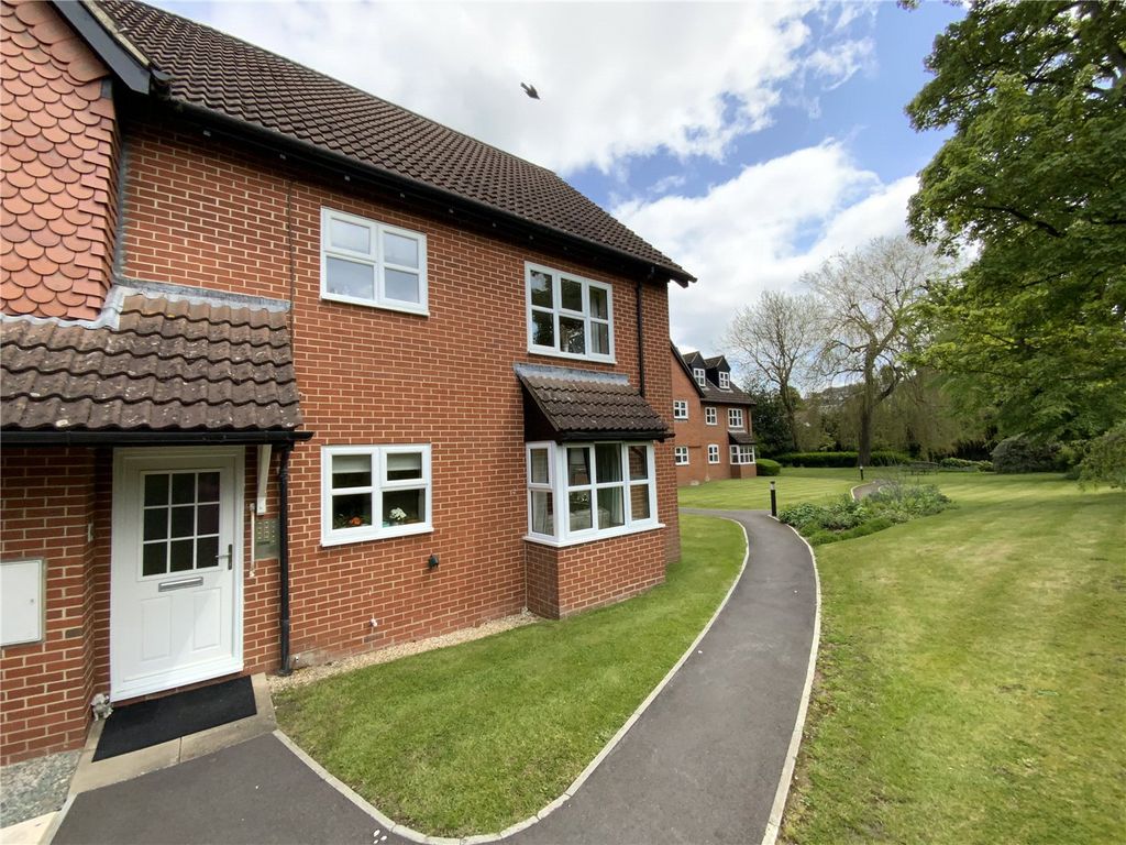 1 bed flat for sale in Castle Court, River Park, Marlborough, Wiltshire SN8, £170,000