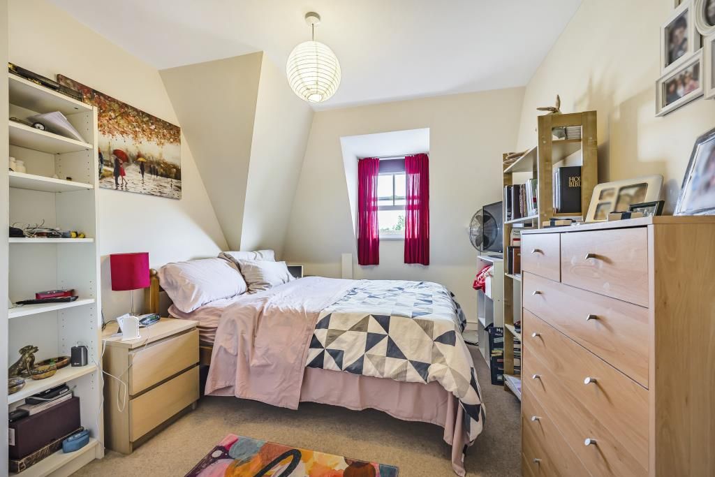 2 bed flat for sale in Newbury, Berkshire RG14, £190,000