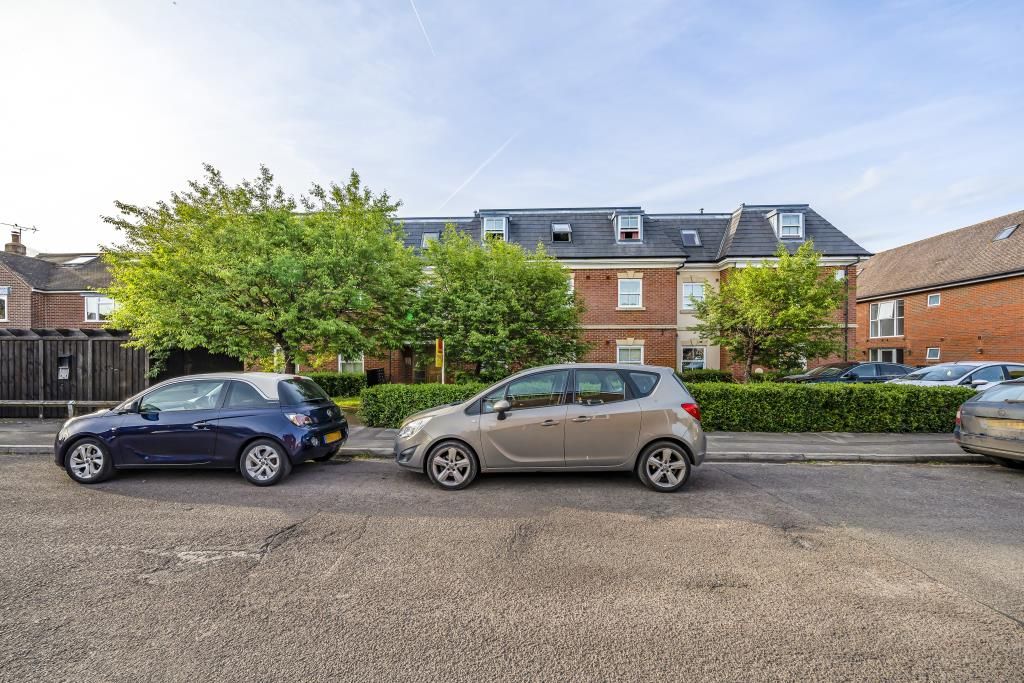 2 bed flat for sale in Newbury, Berkshire RG14, £190,000