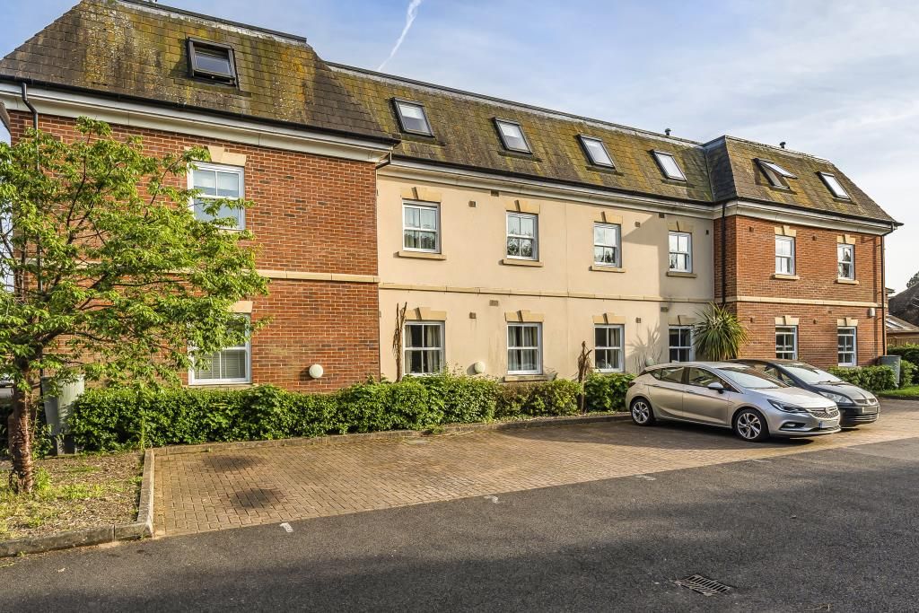 2 bed flat for sale in Newbury, Berkshire RG14, £190,000