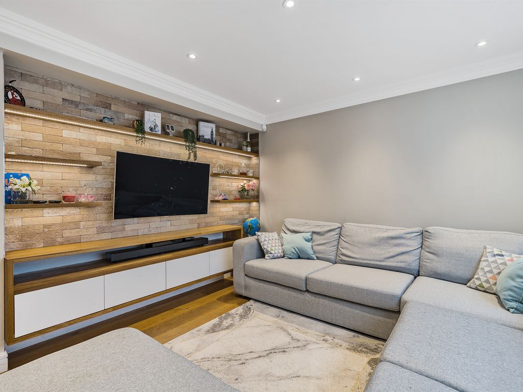 2 bed flat for sale in Winchfield Road, London SE26, £285,000