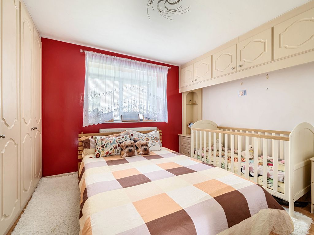1 bed flat for sale in Braithwaite Avenue, Romford RM7, £200,000