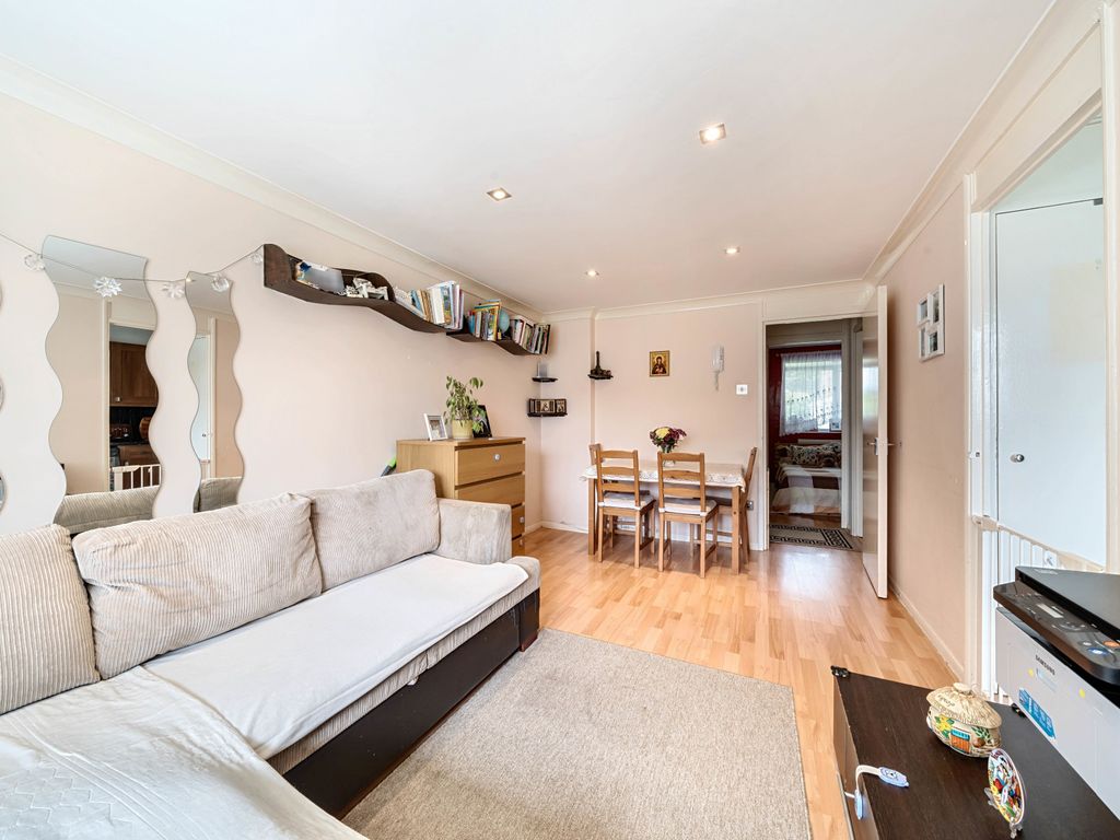 1 bed flat for sale in Braithwaite Avenue, Romford RM7, £200,000