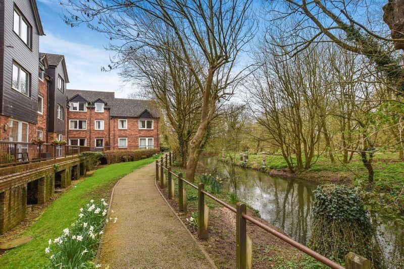 2 bed flat for sale in Cygnet Court, Abingdon OX14, £160,000