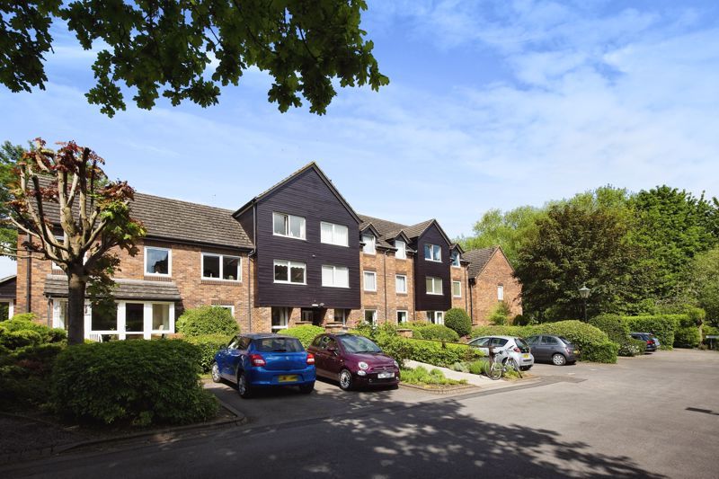 2 bed flat for sale in Cygnet Court, Abingdon OX14, £160,000