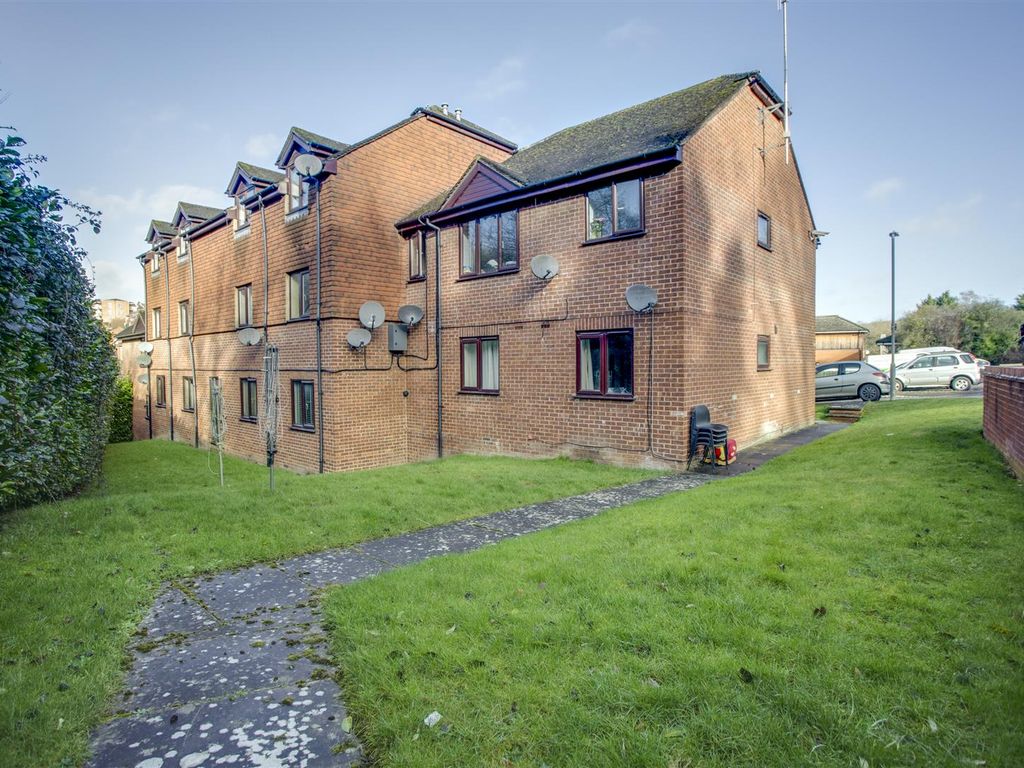 2 bed flat for sale in Butlers Court, High Wycombe HP13, £190,000