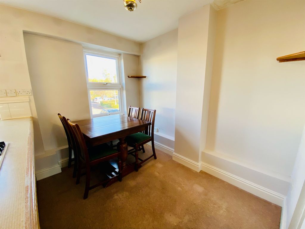 2 bed flat for sale in Lakeside, Aylesbury HP19, £220,000