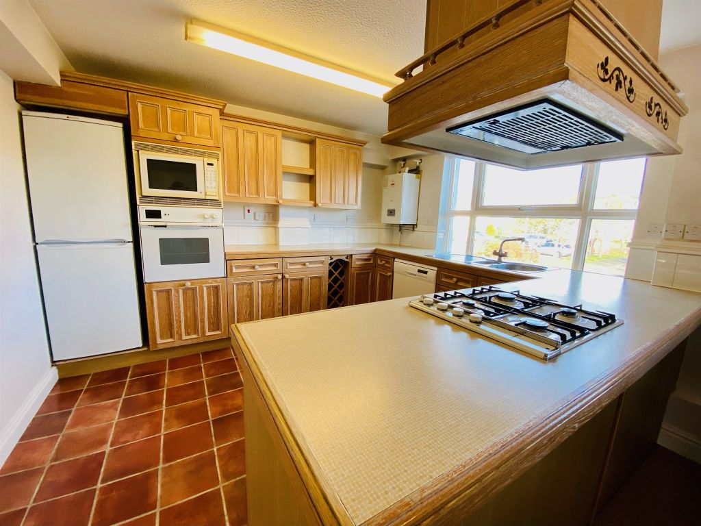 2 bed flat for sale in Lakeside, Aylesbury HP19, £220,000