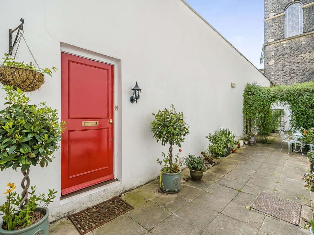 1 bed flat for sale in Royal Herbert Pavilions, Gilbert Close, London SE18, £300,000