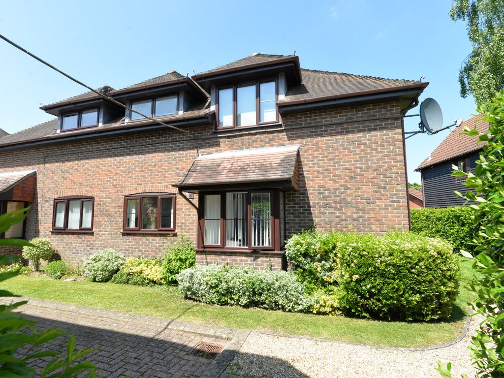 2 bed flat for sale in Wellington Court, New Milton, Hampshire BH25, £179,950