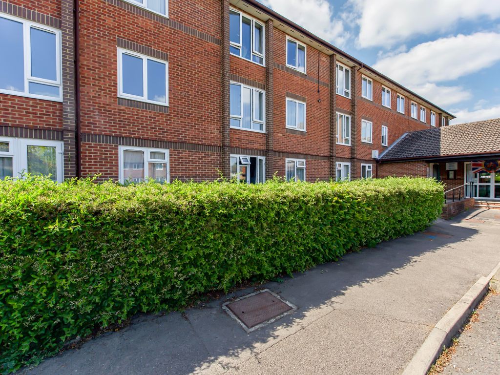 1 bed property for sale in 20 Manor Farm Court, Manor Farm Lane, Egham TW20, £120,000