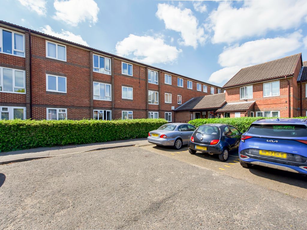 1 bed property for sale in 20 Manor Farm Court, Manor Farm Lane, Egham TW20, £120,000