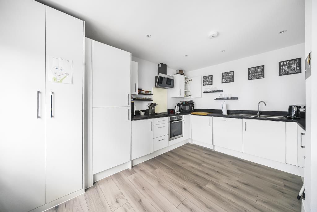 1 bed flat for sale in Slough, Berkshire SL1, £260,000