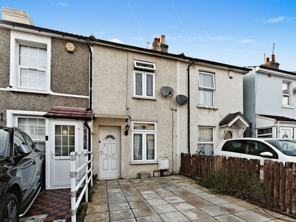 2 bed terraced house for sale in Addington Road, Croydon CR0, £325,000
