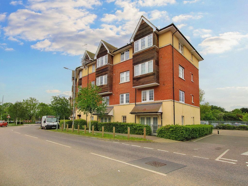 1 bed flat for sale in Churchill Avenue, Basildon SS14, £180,000