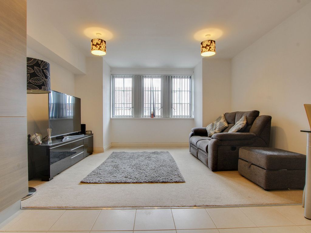 1 bed flat for sale in Churchill Avenue, Basildon SS14, £180,000