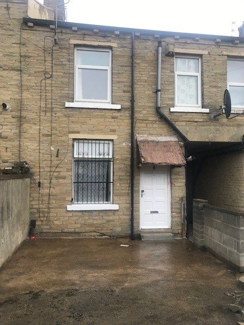 2 bed terraced house for sale in Girlington Road, Bradford BD8, £95,000