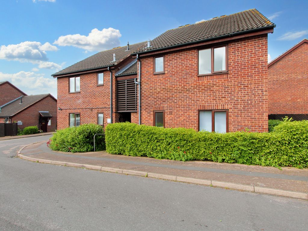 1 bed flat for sale in St Pauls Close, Oadby, Leicester LE2, £100,000