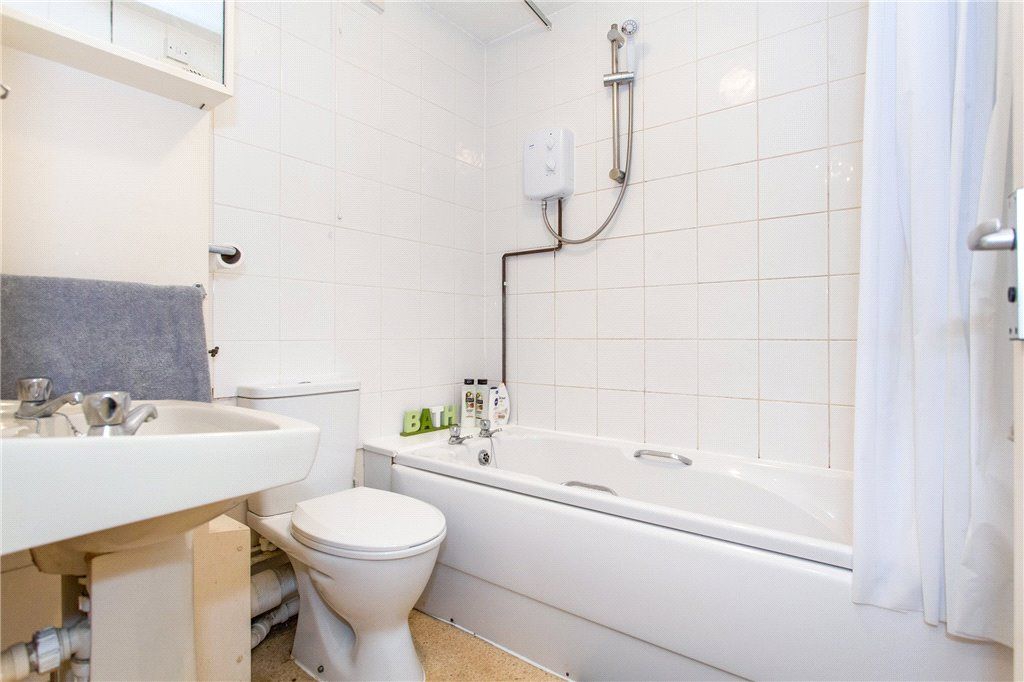 1 bed flat for sale in Harvey Goodwin Gardens, Cambridge CB4, £235,000