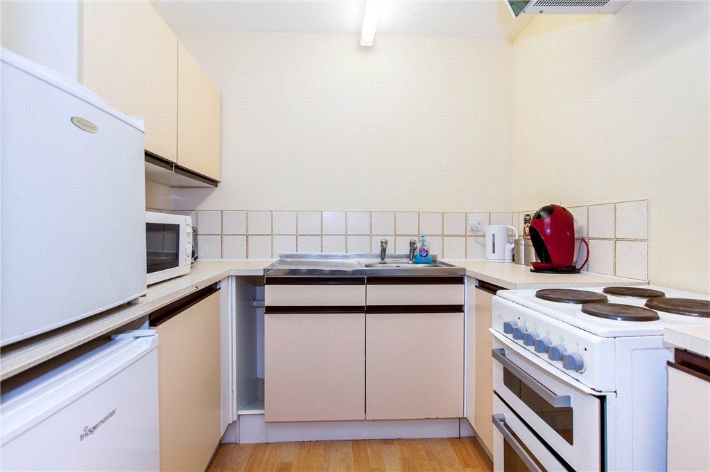 1 bed flat for sale in Harvey Goodwin Gardens, Cambridge CB4, £235,000
