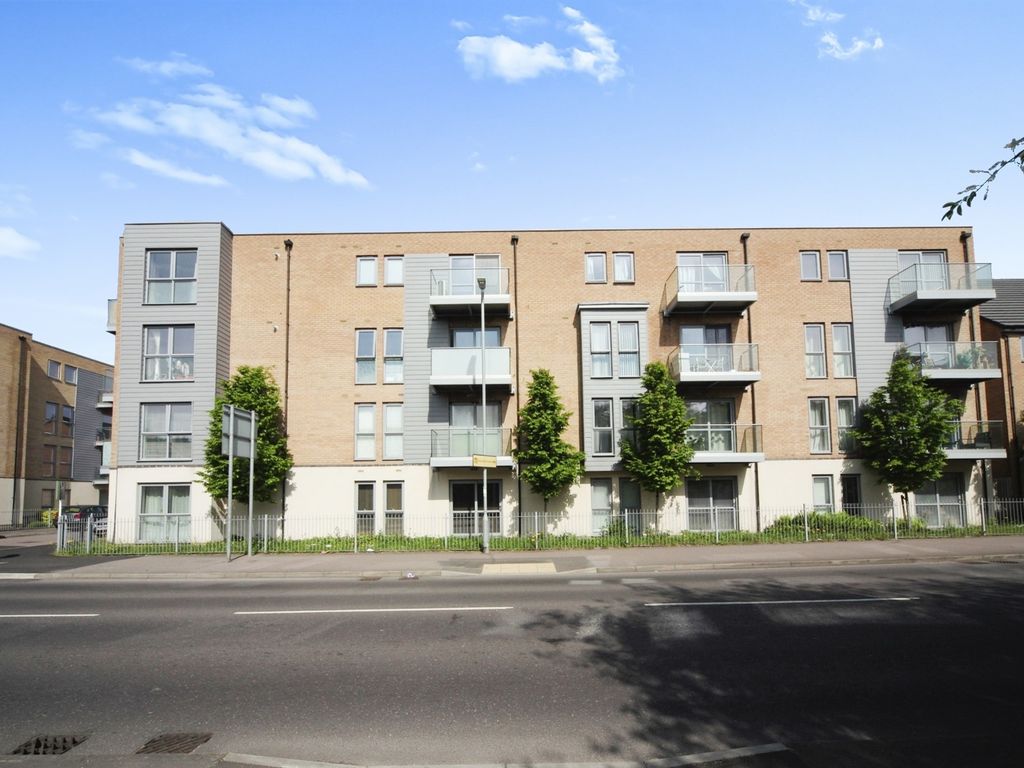 2 bed flat for sale in Holly Acre, Dunstable LU5, £225,000