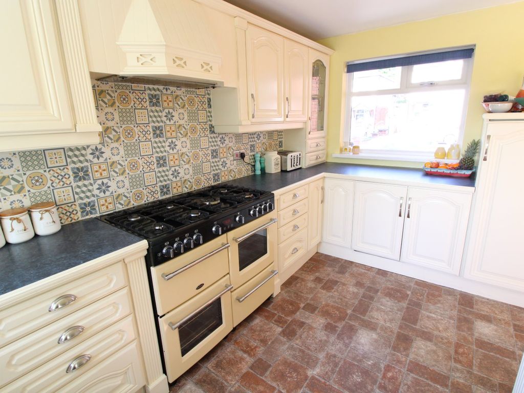 3 bed semi-detached house for sale in Park Avenue, Castleford, West Yorkshire WF10, £260,000
