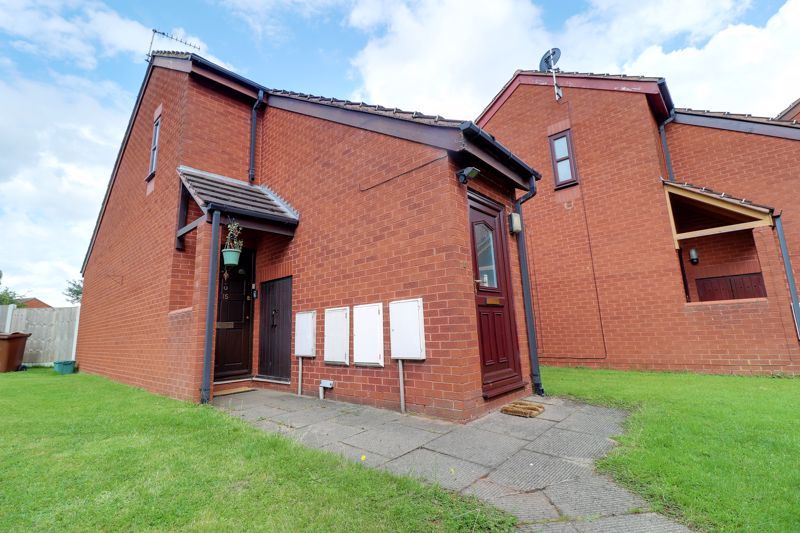 1 bed flat for sale in Kingston Hill Court, Wentworth Drive, Stafford ST16, £120,000
