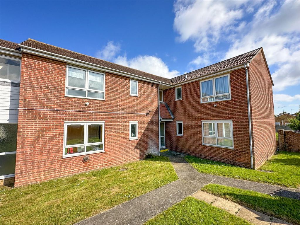 1 bed flat for sale in Ilford Court, Epping Close, Great Clacton CO15, £85,000