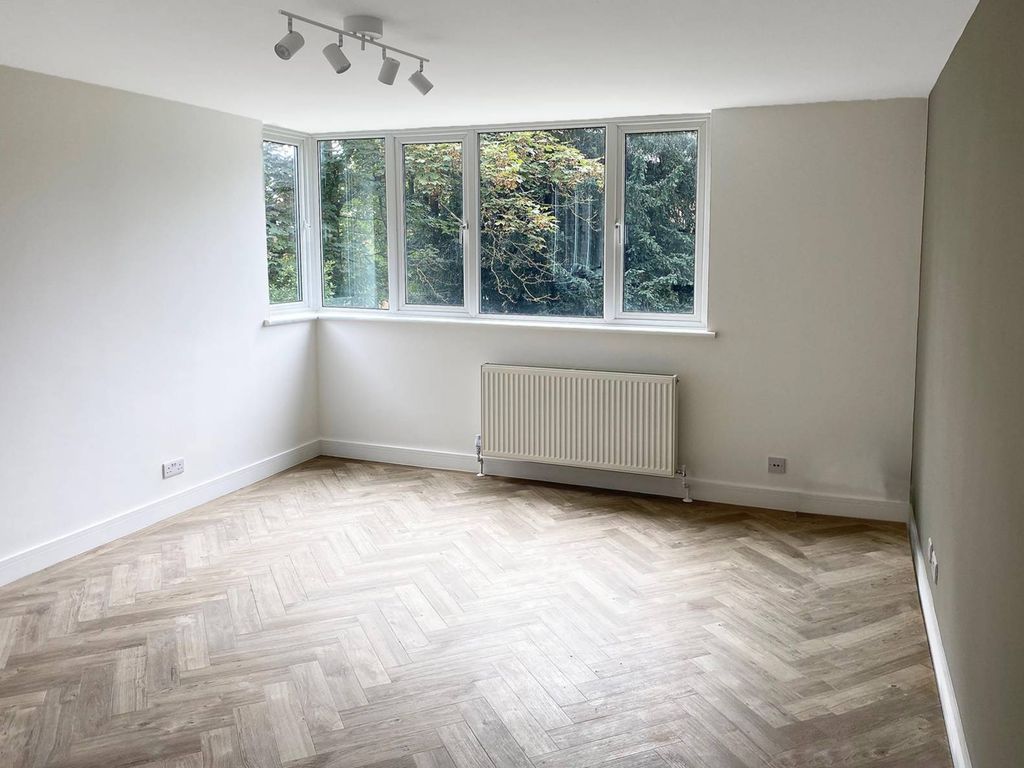 2 bed flat for sale in Galsworthy Road KT2, Kingston Hill, Kingston Upon Thames,, £300,000