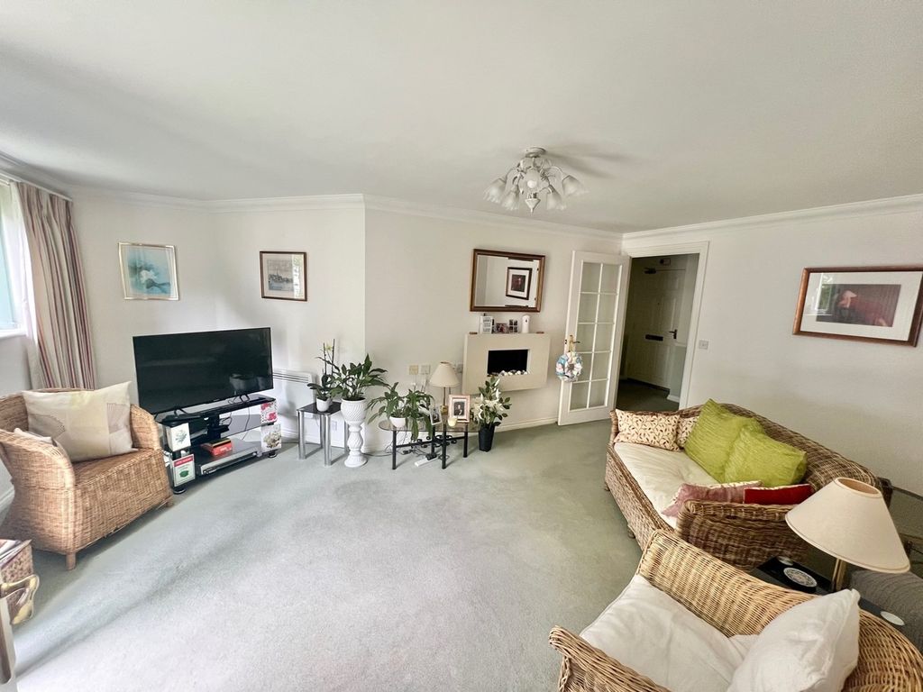 2 bed flat for sale in Sandbanks Road, Poole BH14, £295,000