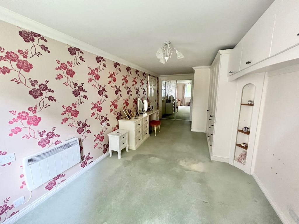 2 bed flat for sale in Sandbanks Road, Poole BH14, £295,000