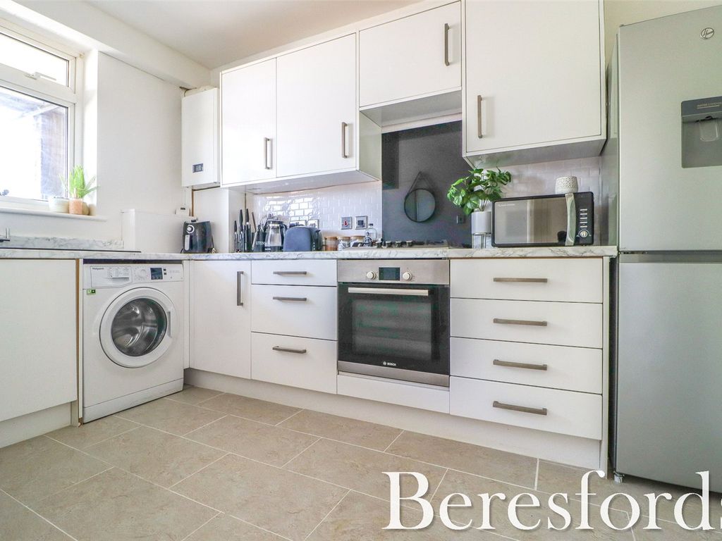 1 bed flat for sale in Moor Lane, Upminster RM14, £220,000