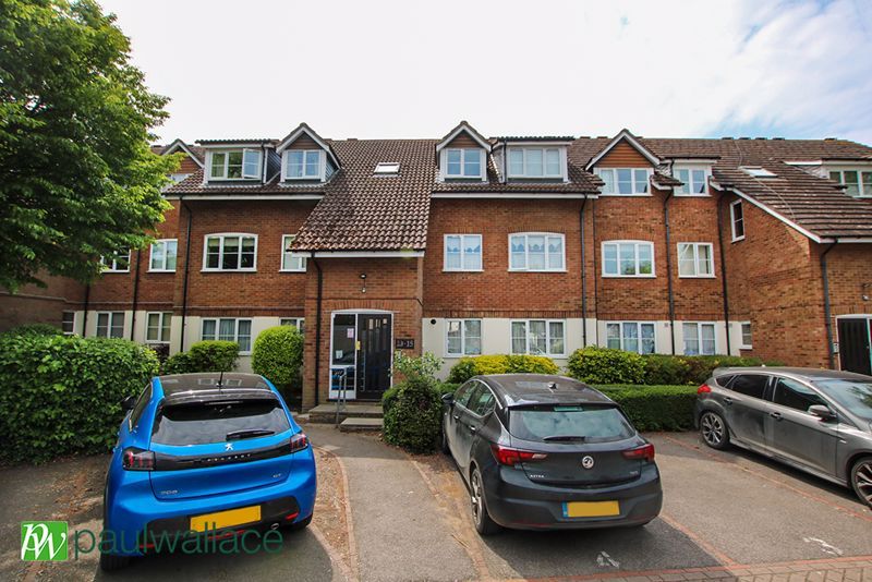 2 bed flat for sale in Flamstead End Road, Cheshunt, Waltham Cross EN8, £259,995