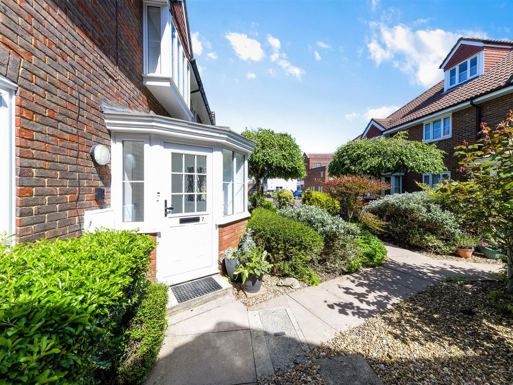 2 bed flat for sale in High Street, Banstead SM7, £325,000