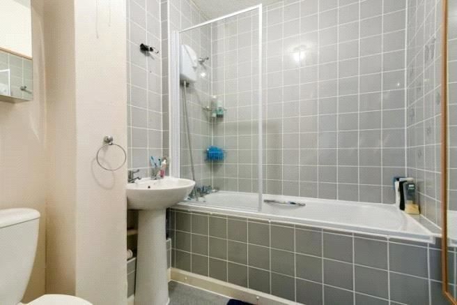 1 bed flat for sale in Prince Road, London SE25, £180,000