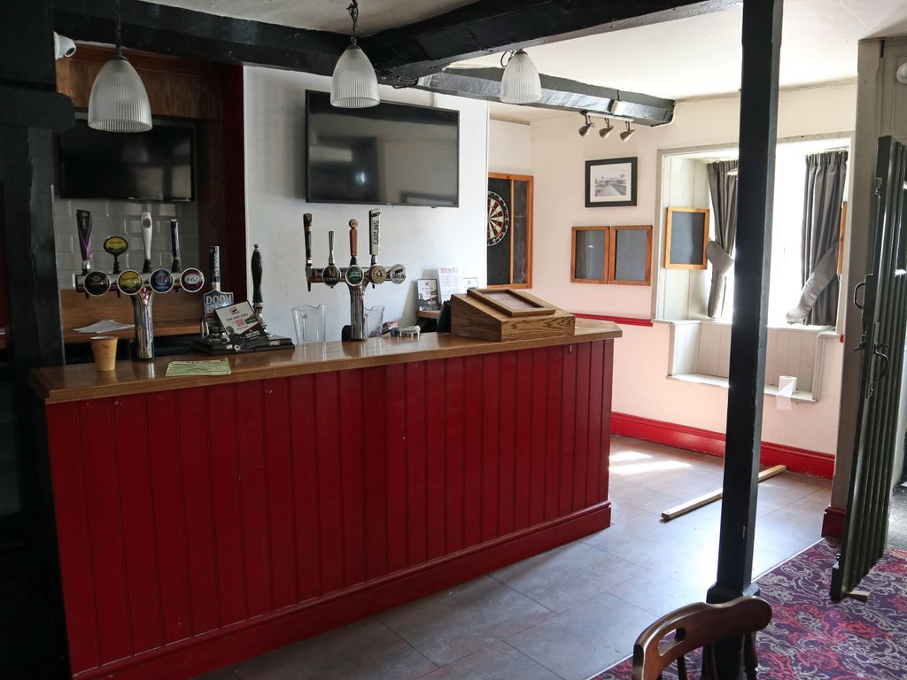 Pub/bar for sale in High Street, Swindon SN4, £280,000