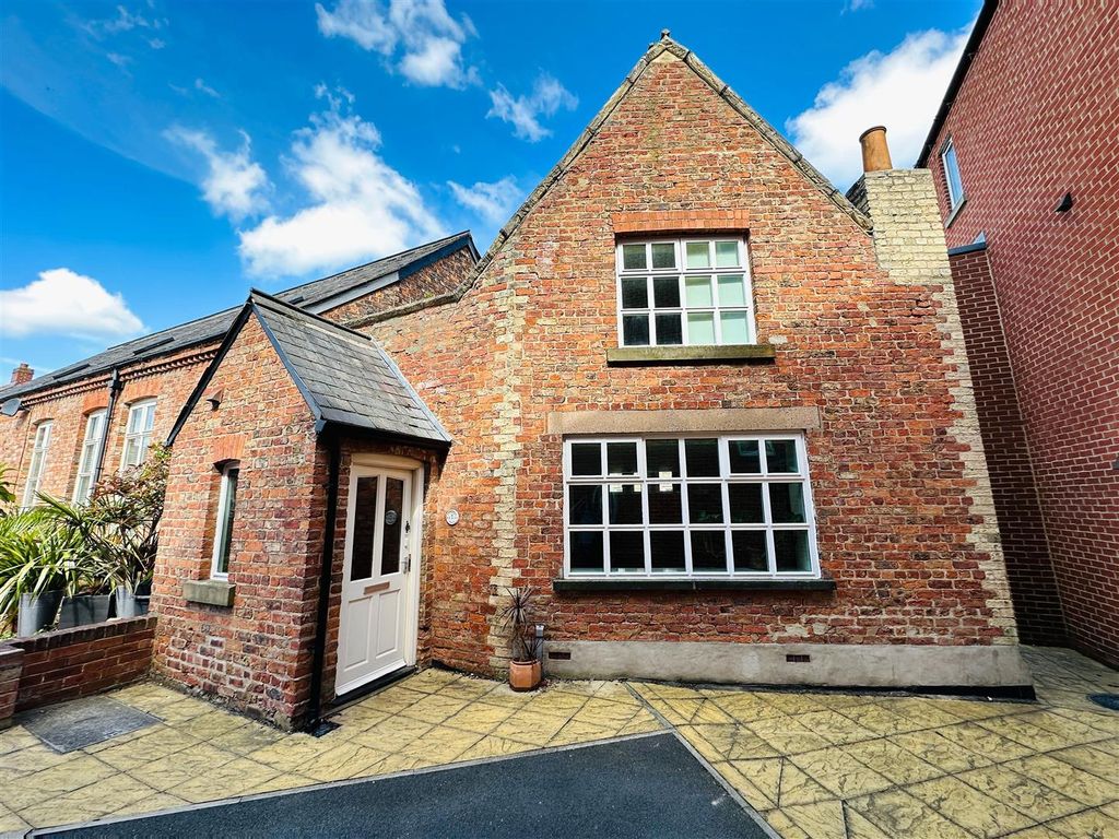 1 bed end terrace house for sale in Chapel House Court, Selby YO8, £125,000