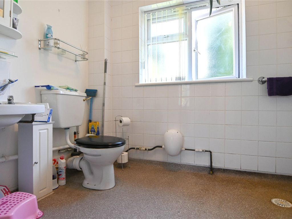 2 bed flat for sale in Apsley Road, Oldbury, West Midlands B68, £160,000