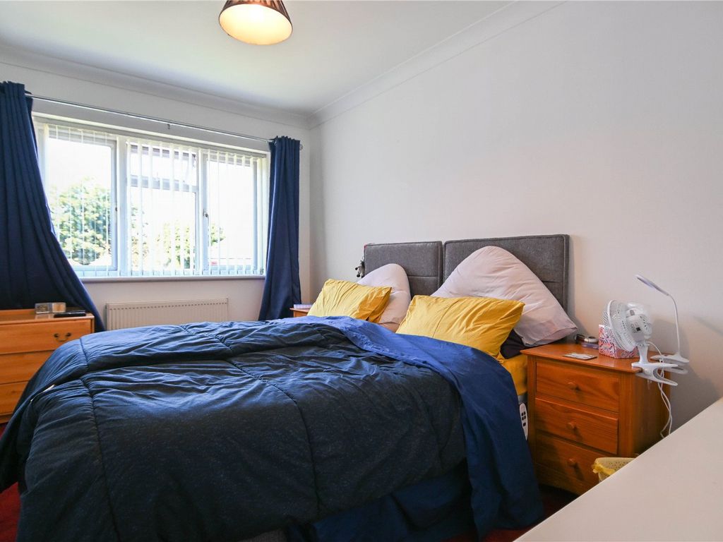2 bed flat for sale in Apsley Road, Oldbury, West Midlands B68, £160,000