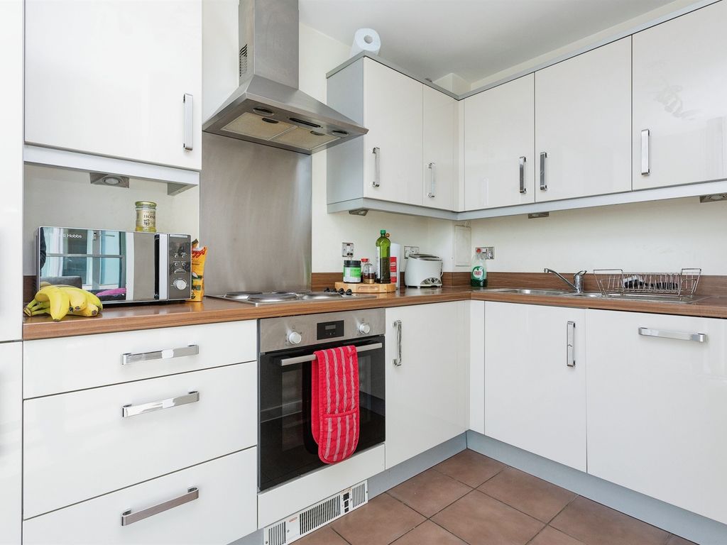 1 bed flat for sale in Witan Gate, Milton Keynes MK9, £240,000