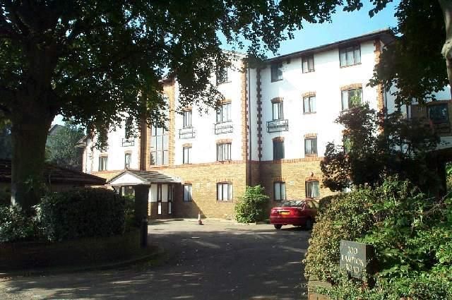 1 bed flat for sale in Lampton Road, Hounslow TW3, £220,000