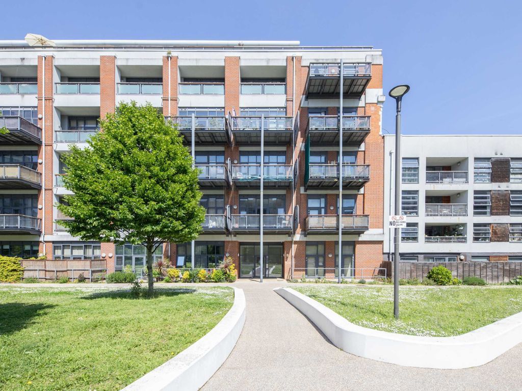 1 bed flat for sale in Court Way, London W3, £325,000