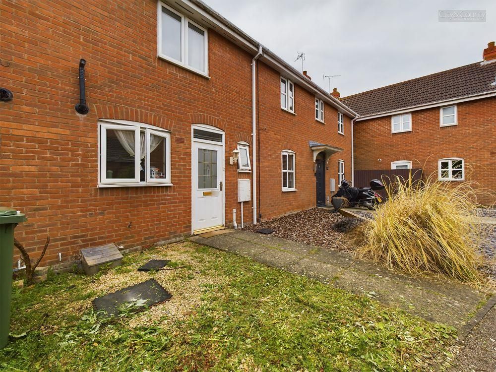 2 bed terraced house for sale in Saunders Close, Peterborough PE2, £195,000