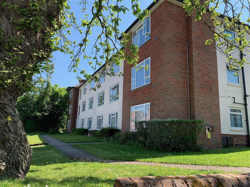 2 bed flat for sale in Burnaby Road, Alum Chine, Bournemouth BH4, £268,000